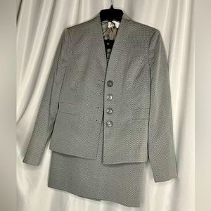 Elegant Le Suit Gray Skirt Suit 2 Piece Set - Size 8